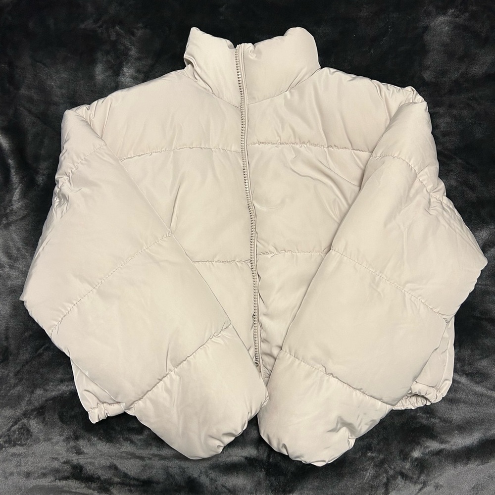 Beige cropped puffer jacket